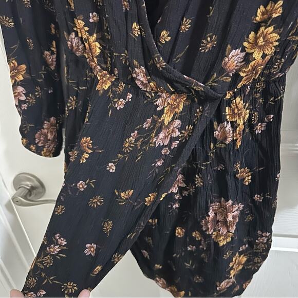 Forever 21 Long Sleeve Floral Wrap Dress Women’s size Medium Black and Yellow - Picture 5 of 8